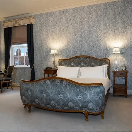 Grays Court 4*